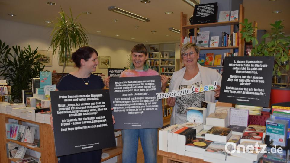 Drei Frauen freuen sich über ihre gelungene Präsentation: (von links) Buchhändlerin Stefanie Teicher, Studentin Hannah Mehler und Sonja Schmid von „Demokratie leben“ haben die Ausstellung innerhalb von knapp zwei Wochen nach Tirschenreuth geholt. Weitere Stationen sind in Bärnau, Kemnath und Waldsassen geplant. Bild: ubb