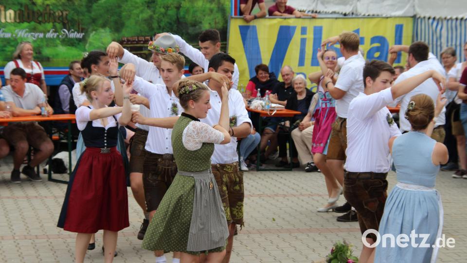 Die Kirwapaare führten ihre Tänze auf. Bild: bjo