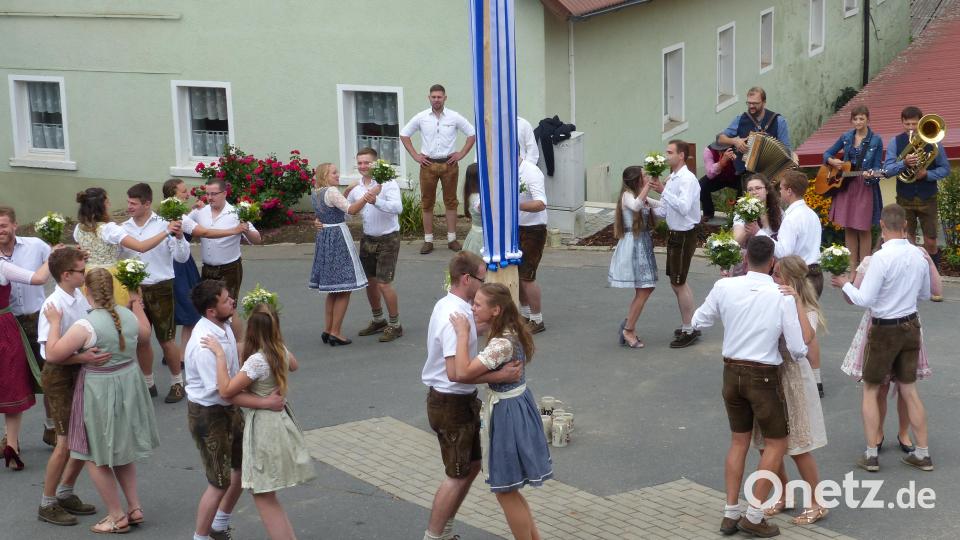 Paartanz mit den Blumensträußen Bild: sl