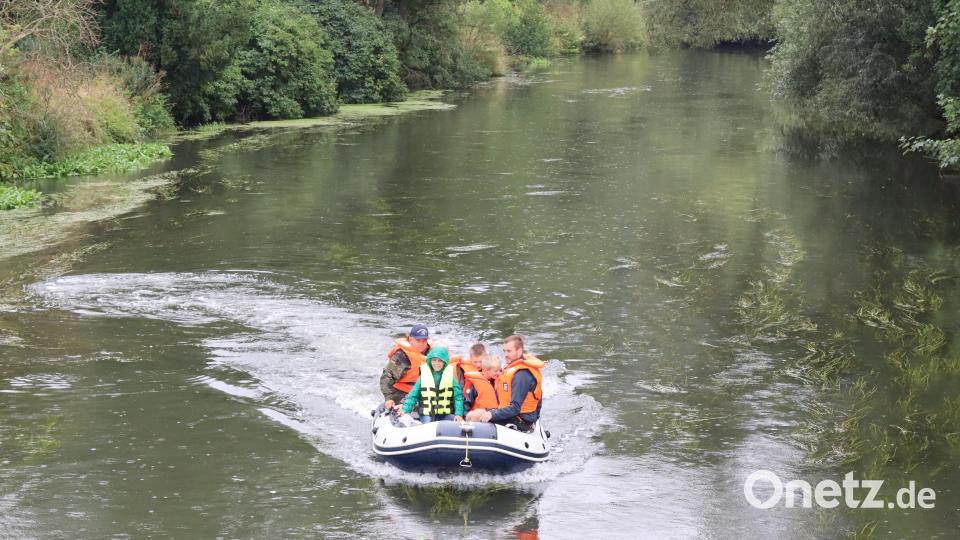 Mit dem Boots-Team der FFW Vilshofen durften die Kinder gruppenweise auf der Vils mitfahren Bild: mrr