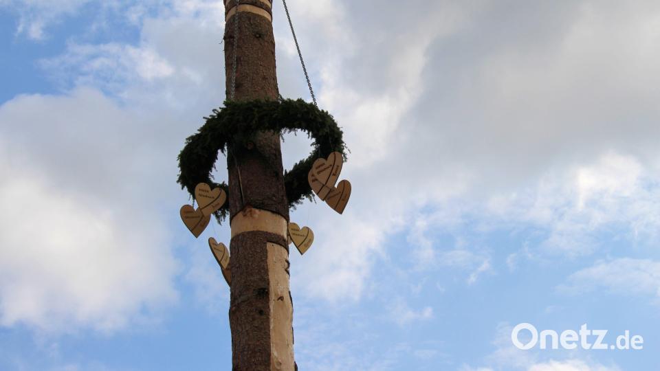Der erste Kranz wurde mit Holzherzen geschmückt. Bild: bjo
