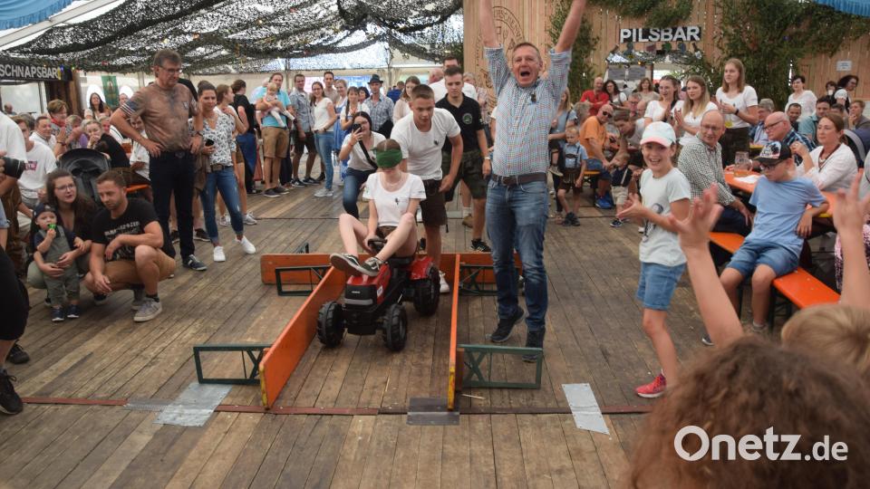 Mit verbundenen Augen auf dem Tretbulldog durch den Saal und rückwärts einparken. Die Festmädls und -burschen wurden Vizemeister im Bayerischen Fünfkampf. Bild: fz