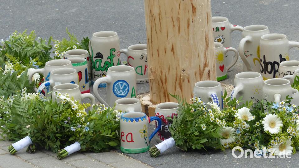 Die Bierkrüge wurden um den Baum aufgestellt und mit den Blumensträußen geschmückt Bild: sl