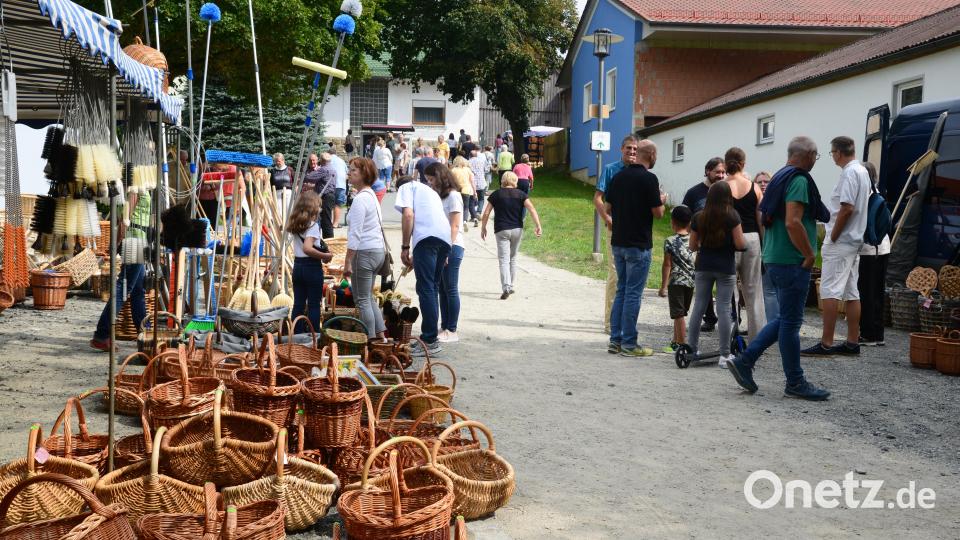 Das Angebot beim Barthlmarkt in Eslarn war breitgefächert Bild: bey