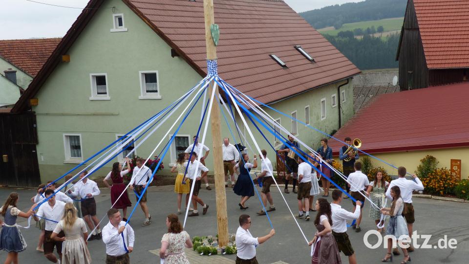 Die Kirwaleit beim Bandltanz Bild: sl