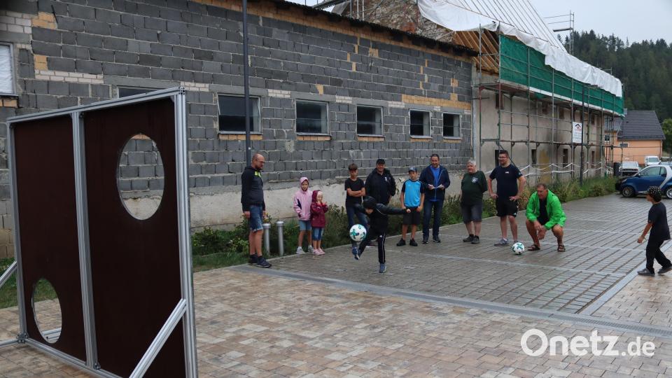 Beim Torwandschießen des SV Vilshofen auf dem Feuerwehrgelände hatten die Kinder viel Spaß Bild: mrr