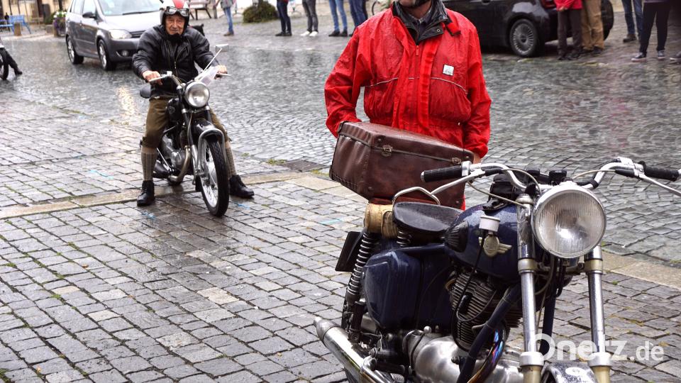 Auf einer Simson aus Nürnberg ist ein Teilnehmer nach Kemnath angereist und hat dem Regenwetter getrotzt. Bild: bkr