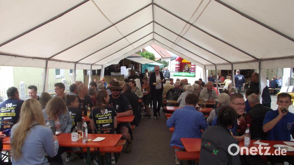 Kaum mehr einen freien Platz gibt es im Festzelt beim Muglhofer Dorffest. Bild: ror