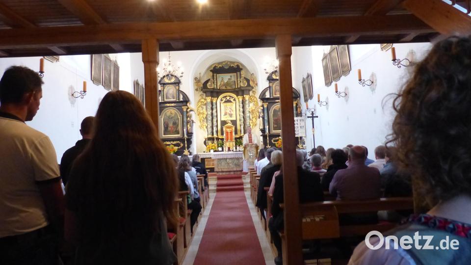 Pfarrer Adam Nieciecki feierte die kirchliche Kirwa in der St. Emmeramskirche Bild: sl