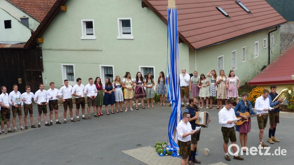 Die Gstanzlsänger Sebastian, Johannes und Andreas mit dem Musikanten Bild: sl