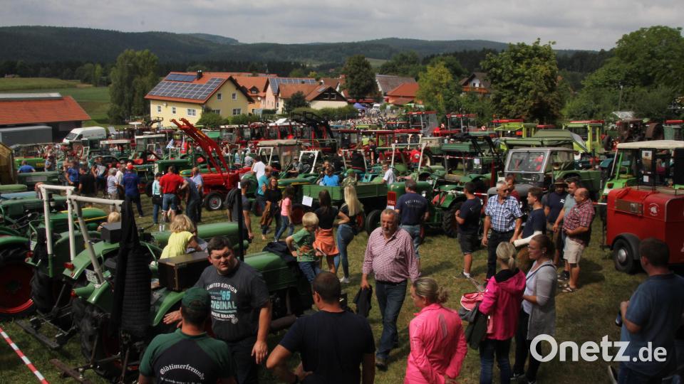 Die Ausstellungswiese war über den gesamten Tag hinweg gut mit Gerätschaften und Besuchern gefüllt. Bild: frd