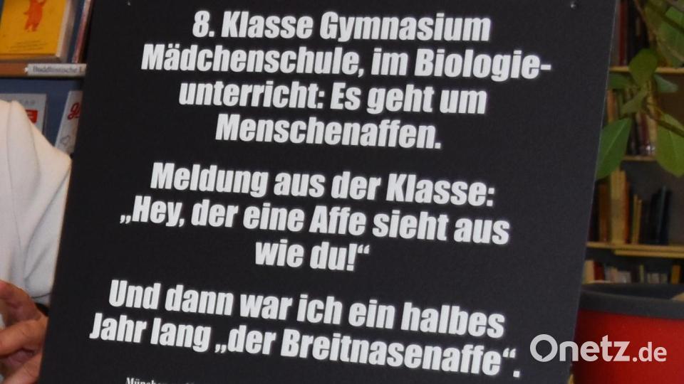 Zwischen Büchern und Regalen sind mehrere der Schrifttafeln in der Buchhandlung Rode wie zufällig aufgebaut. Sie laden zum Lesen und Nachdenken ein. Bild: ubb