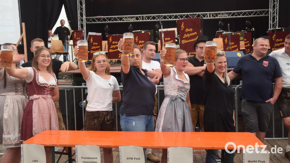 Hoch die Krüge: Beim Maßkrugstemmen standen die Moidla ihren Mann. Bild: fz