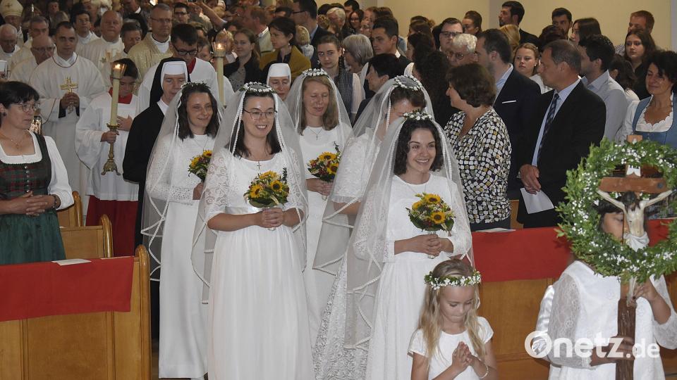 Beim Einzug folgen den Postulantinnen die Generaloberin der Kongregation, Schwester M. Metoda (links) und die Provinzoberin Schwester M. Theresia. Bild: sck