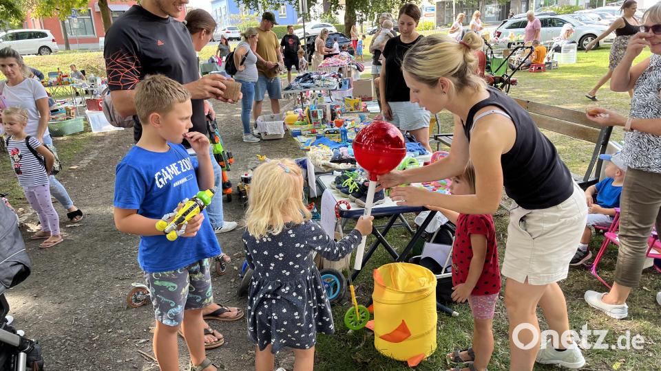 Reges Treiben herrschte beim Flohmarkt für kleine Leute zu dem die Frauenunion einlud. Bild: mor