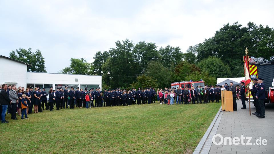 Viele Bürgerinnen und Bürger der Marktgemeinde, von Nachbarwehren, auch der befreundeten Wehr aus Lahota (CZ) nahmen an der Segnung des neuen Feuerwehrfahrzeuges teil. Bild: bey