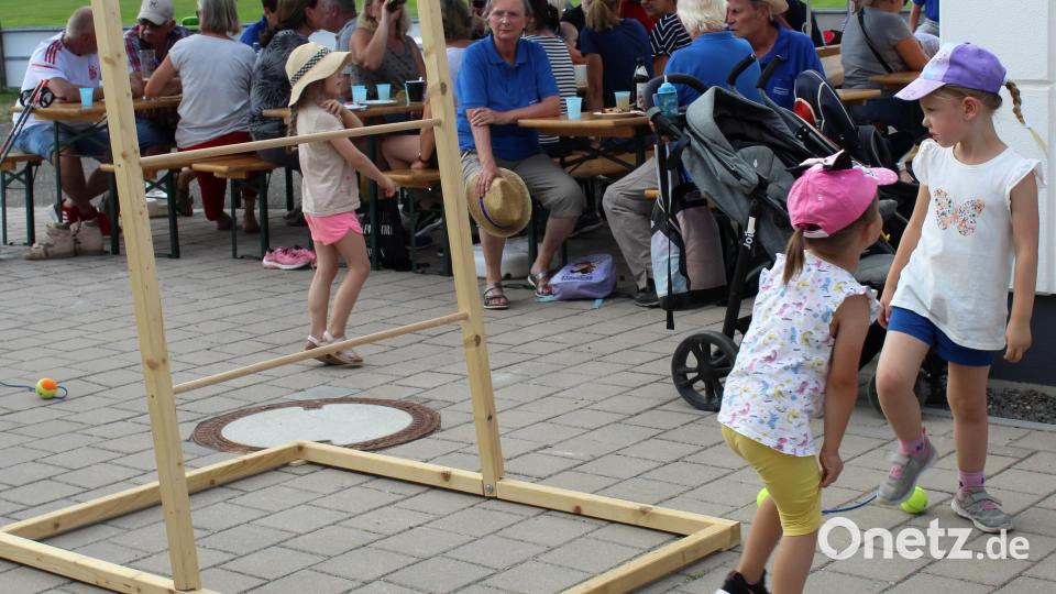 Am Ende der Wanderung konnten sich alle noch einmal stärken und die Kinder an verschiedenen Spielstationen ihre Geschicklichkeit testen. Bild: lep