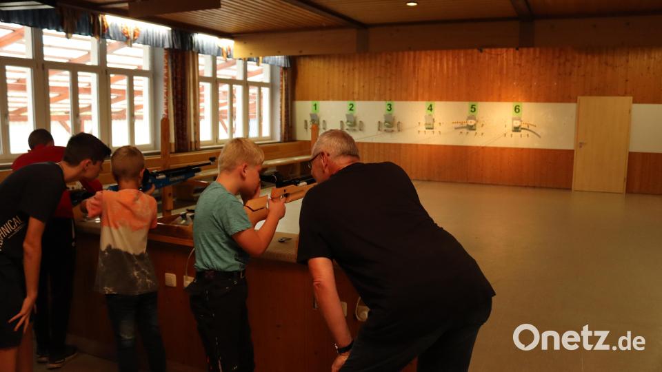 Erwin Appel vom Schützenverein zeigte den Kindern das Schießen mit dem Luftgewehr Bild: mrr