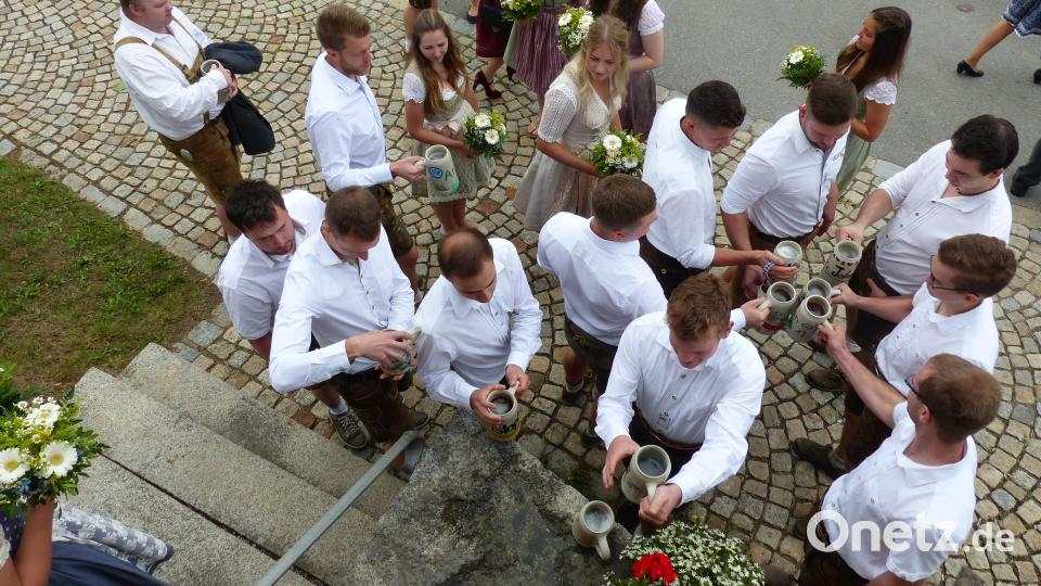 Jeder Kirwabursch erhielt einen mit Bier gefüllten bemalten Krug von seinem Moidl. Bild: sl