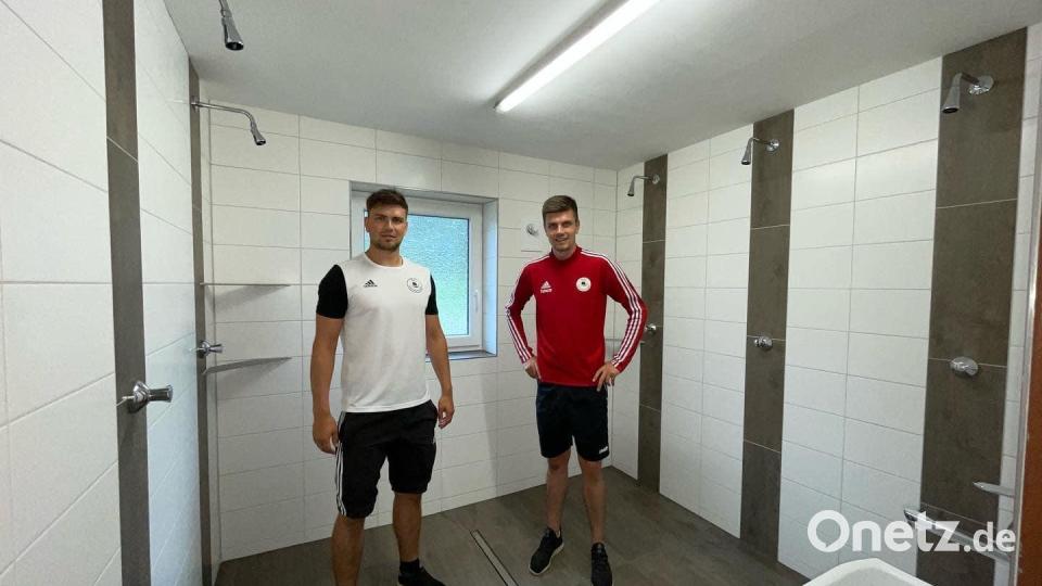 Kassier Jürgen Leißner (links) und sein Bruder Achim, der Trainer der Schneckenelf, in der renovierten Dusche. Bild: lei