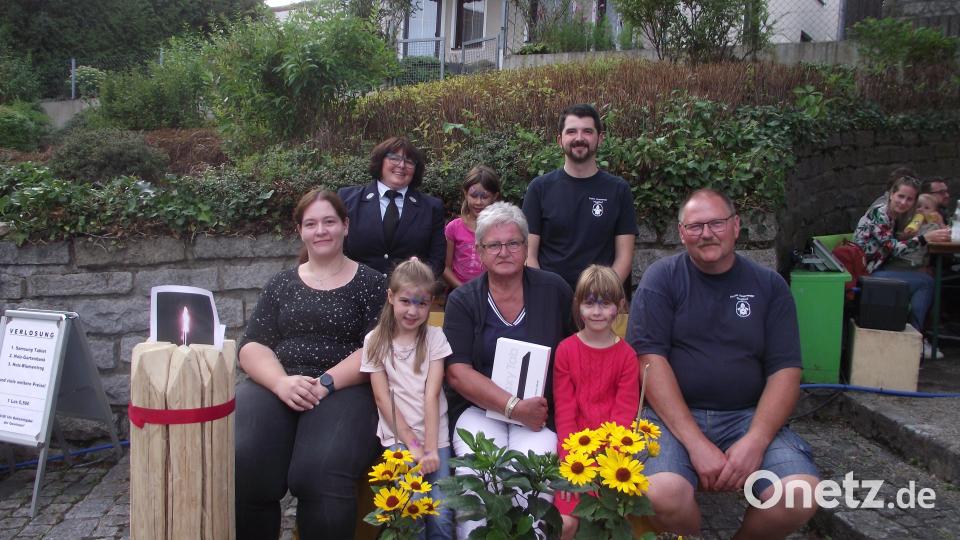 Strahlende Gesichter gibt es bei den Gewinnern der Tombola beim Muglhofer Dorffest. Vorsitzende Sieglinde Fleischmann und ihr Stellvertreter Tobias Hilburger gratulieren. Bild: ror