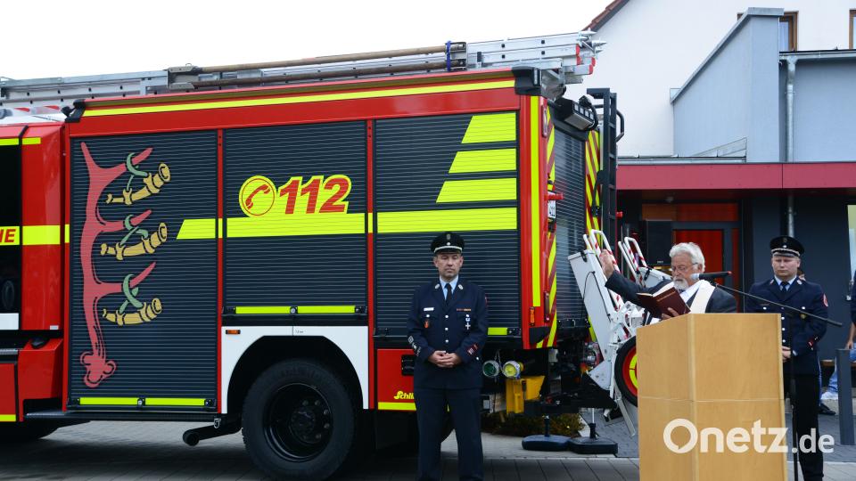 Pfarrer Arnold Pirner segnet das neue Feuerwehrfahrzeug. Bild: bey