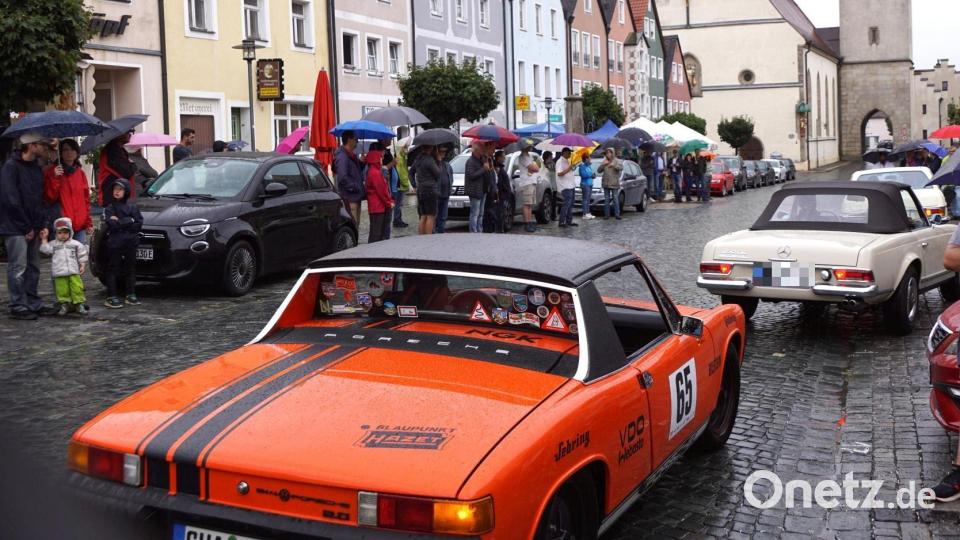 Bei dem 30. Oldtimertreffen kamen über 100 Teilnehmer und rollten über den Stadtplatz in Kemnath. Bild: bkr