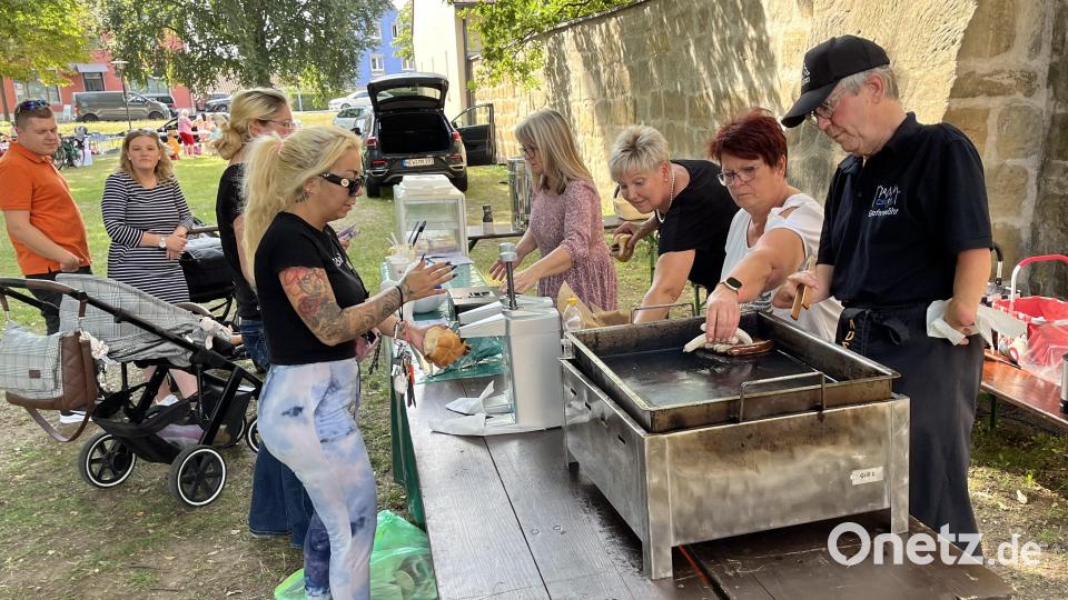 Bratwürste, Getränke, Kaffee und Kuchen zu familienfreundlichen Preisen fanden guten Absatz. Bild: mor