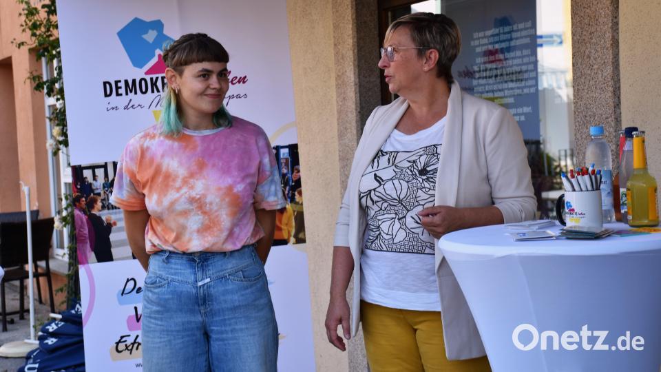 Sonja Schmid von &quot;Demokratie leben&quot; am Landratsamt stellte Hannah Mehler (von rechts) bei der Eröffnung als engagierte Organisatorin der Wanderausstellung vor. Schmid wünscht sich mehr junge Leute, die wie die 24-jährige Studentin im Jugendforum von &quot;Demokratie leben&quot; mitwirken wollen. Bild: ubb