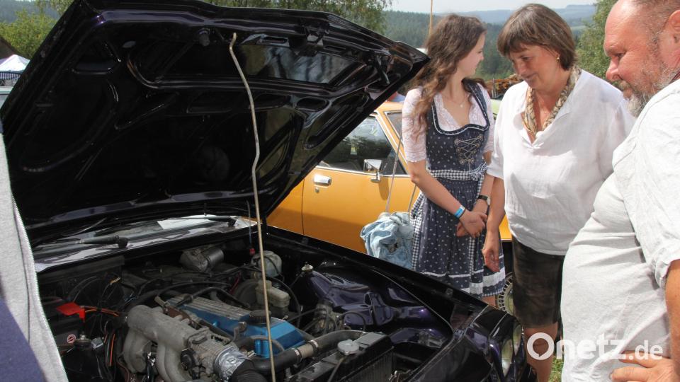 Bei Blicken unter die Motorhaube wurde auch das Innenleben der alten Fahrzeuge unter die Lupe genommen. Bild: frd