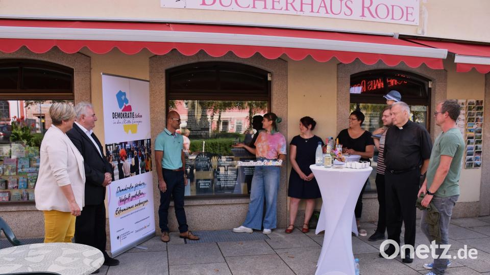 Hannah Mehler (rechts am Schaufenster) erklärte ihren Gästen am Schaufenster, was hinter den Schrifttafeln steckt und warum diese kurzen Sätze und Geschichten dafür geeignet sind, gegen Alltags-Rassismus zu sensibilisieren. Bild: ubb