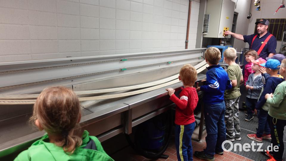 Auch die Schlauchwaschanlage konnte besichtigt werden. Martin Stingl (hinten) zeigte den Kindern, was hier passiert. Bild: flm