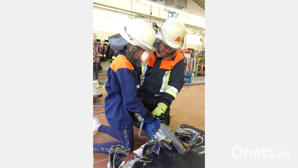 An einem kaputten Autodach wurde die Rettungsschere ausprobiert. Bild: flm