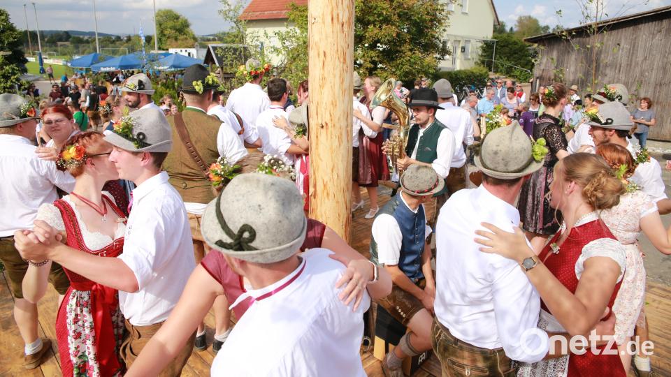 Eine Runde nach der nächsten tanzen die Köferinger Kirwapaare um den Baum. Bild: egl