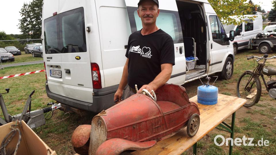 Nicht nur den kleinen rostigen Rennwagen für Kinder bot Markus Kellner aus Friedenfels auf dem Teilemarkt an. Bild: bkr