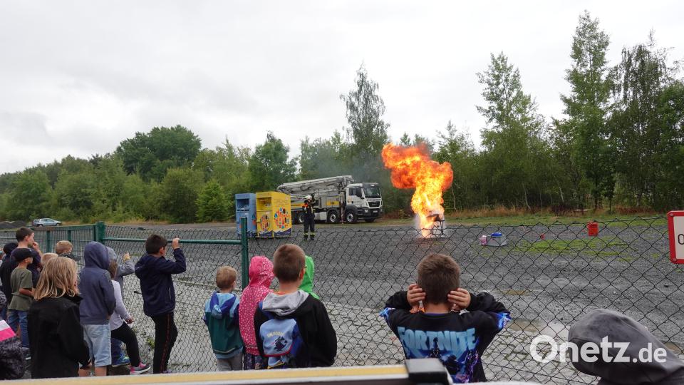 Beim Ferienprogramm der Feuerwehr wurde auch gezeigt, was passiert, wenn man einen Fettbrand mit Wasser löschen will. Bild: flm