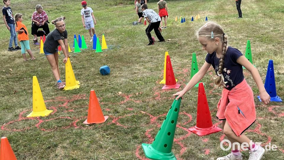Als Spielfiguren wurden beim "Mensch ärgere Dich nicht" unter freiem Himmel in Thumsenreuth farbige Pylonen eingesetzt. Bild: nza