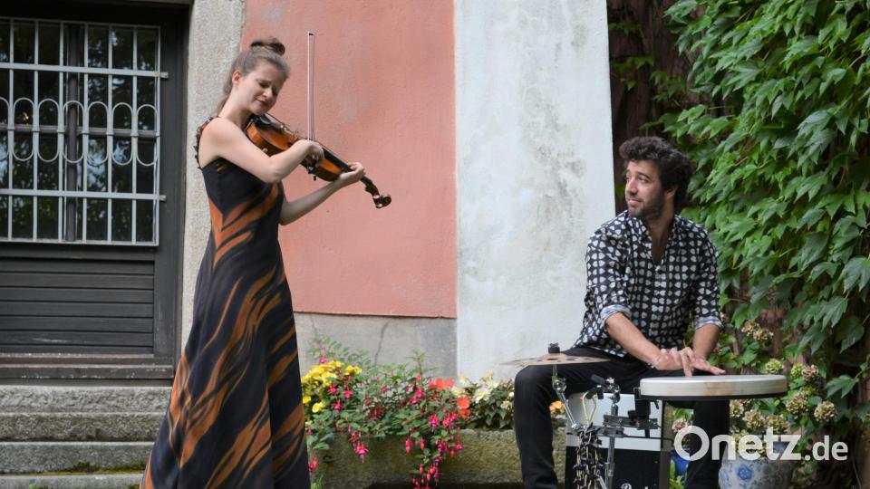 Liv Migdal gastierte zum dritten Mal bei den Wurzer Sommerkonzerten, neu an ihrer Seite Matan Goldstein an den Schlaginstrumenten. Bild: kki