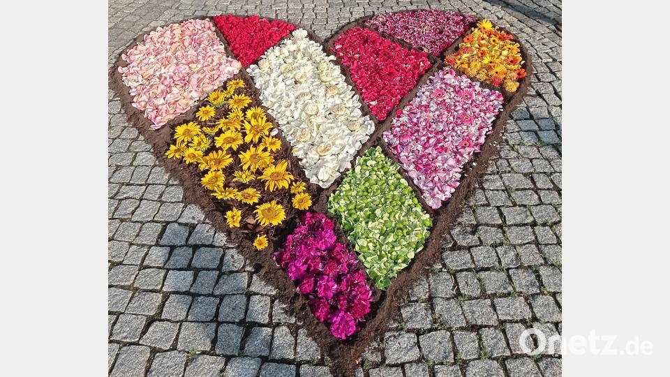 Ein Blumenteppich in Herzform war vor der Eingangstür zur Kirche gelegt worden. Bild: fpoz