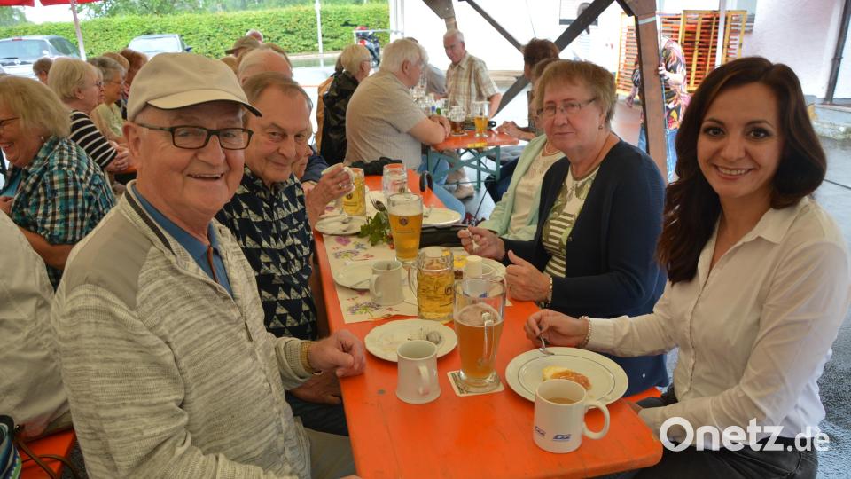 Bürgermeisterin Margit Bayer (rechts) fühlte sich im Kreis der Senioren sichtlich wohl, hier am Tisch mit dem früheren Zweiten Bürgermeister Josef Daubenmerkl. Bild: jr