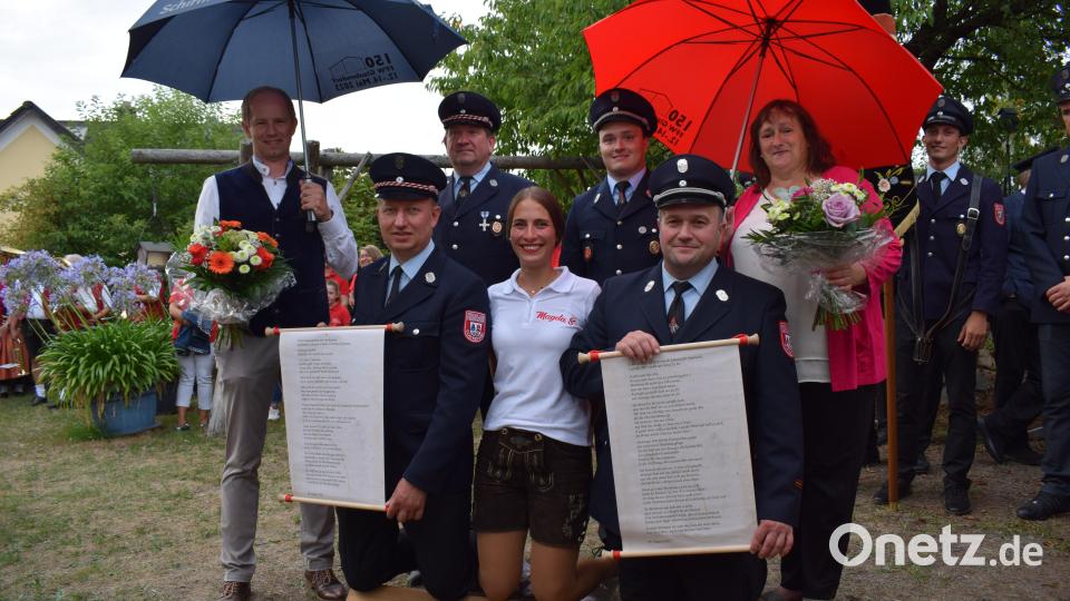 Auf Knien und in Versform trugen 1.Kommandant Leonhard Braun, Festbraut Magdalena Stahl und Vorstand Herbert Mutzbauer ihre Schirmherrenbitte vor. MdB Marianne Schieder und Bürgermeister Konrad Kiener entsprachen gerne der Bitte. Bild: bnr