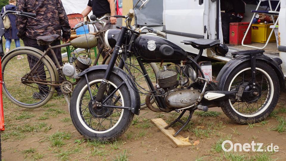 So manche Rarität wurde beim Teilemarkt während des Oldtimertreffen in Kemnath zum Kauf angeboten. Bild: bkr