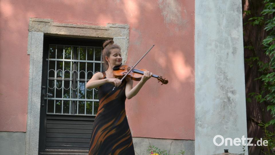Förmlich mit der r Geige verschmolzen - Liv Migdal auf der Freiluftbühne bei den Wurzer Sommerkonzerten. Bild: kki