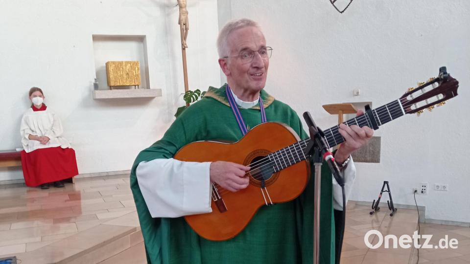 Mit einem Lied und Gedanken über Bescheidenheit und Demut verabschiedete sich Pfarrer Josef Triebenbacher von seiner Pfarrgemeinde Herz Jesu. Bild: fpoz
