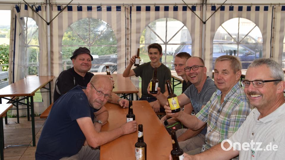Ein Teil des Organisationsteams hat sich schon einmal ein Feierabend-Bier aufgemacht und sieht dem Pilgeransturm auf den Mausberg gelassen entgegen. Alles ist bestens vorbereitet. Bild: swo