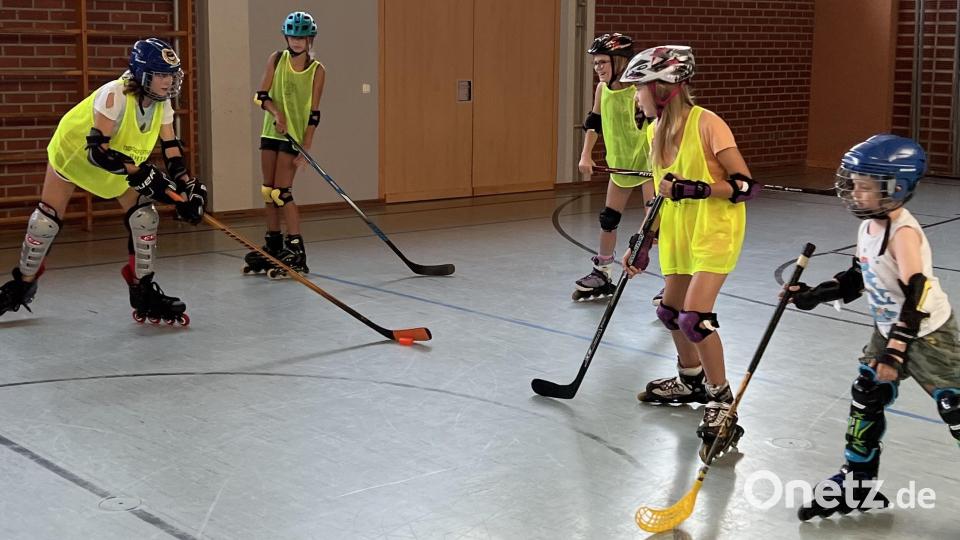 Geschicklichkeit und Ausdauer waren beim Inliner-Hockey gefordert. Bild: nza