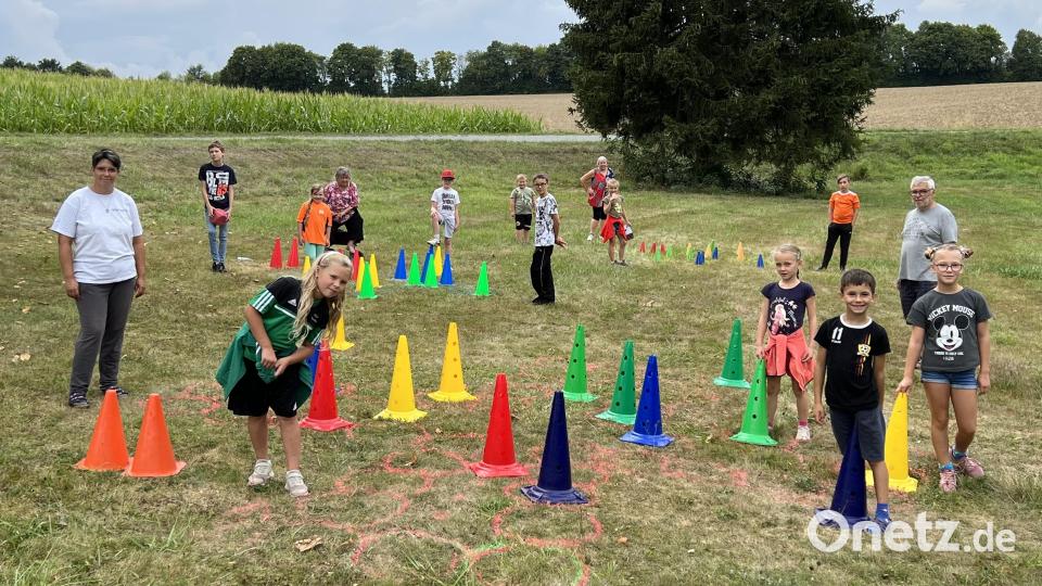 Viel Vergnügen und Spaß hatten die Ferienkinder beim Spieleklassiker "Mensch ärgere Dich nicht". Bild: nza