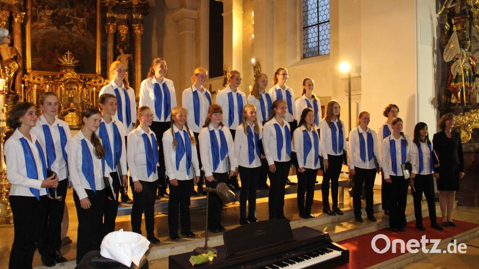 Die Mädchenkantorei mit Domkantorin Martina van Lengerich beim Schlussapplaus. Bild: Holger Popp