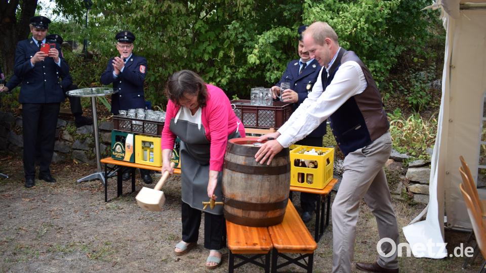 Als Schirmherren sind sie ein eingespieltes Team. Gekonnt zapfte Marianne Schieder das mitgebrachte Fass Bier an, während Bürgermeister Konrad Kiener das Fass sicherte. Bild: bnr