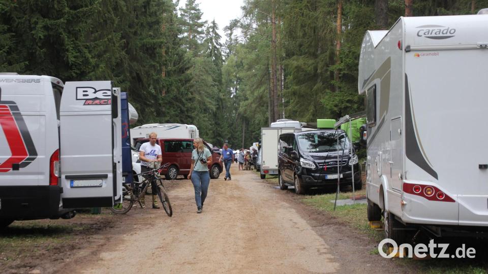 Blick ins Fahrerlager, wo Fahrzeuge mit Kennzeichen aus dem ganzen Bundesgebiet standen. Bild: kro